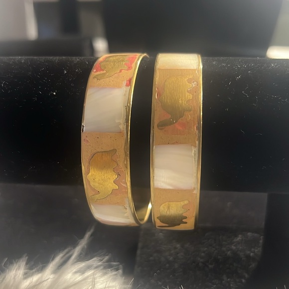 Vintage Mother of Pearl Elephant Bangle Bracelet Set Of 2 Size 2.5” - Picture 8 of 9